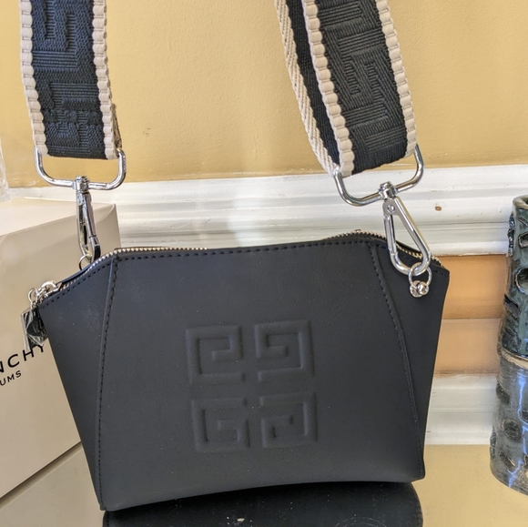 Givenchy pouch - Picture 2 of 16